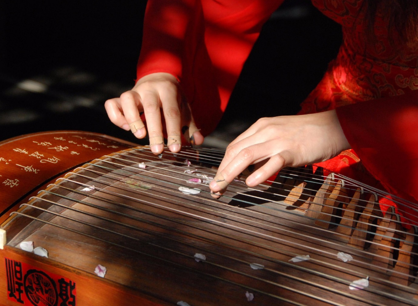 古箏是不是拉弦樂(lè)器？